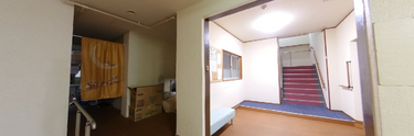 介護施設の廊下と控室の内部