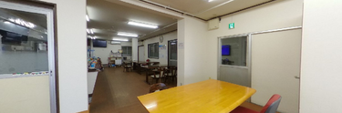 介護施設の共有リビングの風景