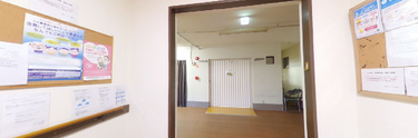 福祉施設の内部通路と待合室