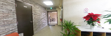 ケア施設の広々としたエントランス