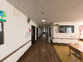 廊下と食事エリア