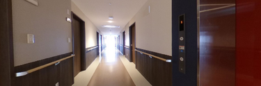 綺麗で明るい施設の廊下