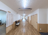 木の床が広がる廊下