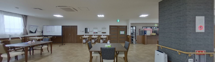 明るく広々した食堂エリア