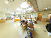 明るい共用エリアと入居者