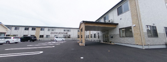 介護施設の入り口と外観