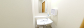 施設内のトイレと洗面所