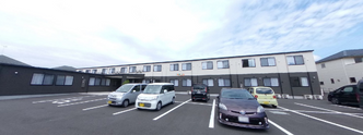 介護施設の外観と駐車場