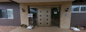 ケア施設の正面入口周辺