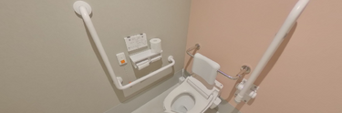手すり完備の安全なトイレ空間