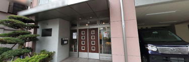 介護施設の正面玄関と周辺