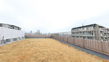 介護施設の屋上にある庭園