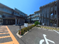 駐車場のある建物外観