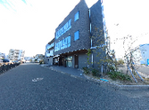明るいエントランスの施設外観