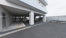 施設のエントランスと駐車スペース