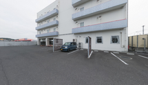 介護施設の外観と駐車場