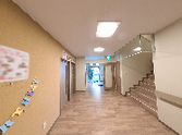 ゆったり通路の明るいエントランス