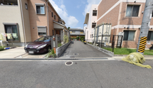 介護施設周辺の道路と住宅