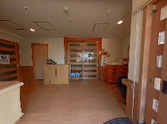 ゆったりとした受付カウンター