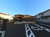 介護施設の外観と駐車場
