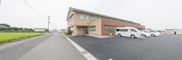 自然豊かな介護施設の外観