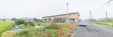 田園に隣接する介護施設の外観