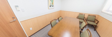 明るくきれいな施設の会議室