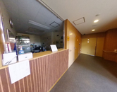 介護施設内のエントランスと廊下