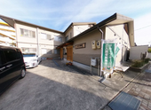 明るい住宅街の角地景観