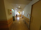 ケア施設の広々とした廊下