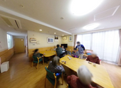 介護施設内部のラウンジと廊下