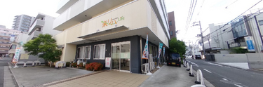 介護施設の外観と通り
