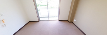 広々とした明るい施設内の風景