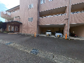 建物外観と駐車場  