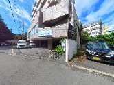 建物外観と駐車場  