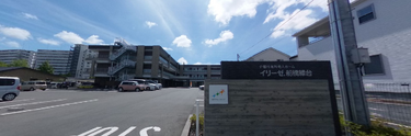 施設のエントランスと通り