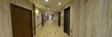 木目調で落ち着いた介護施設の内廊下