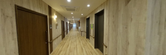 木目調で落ち着いた介護施設の内廊下