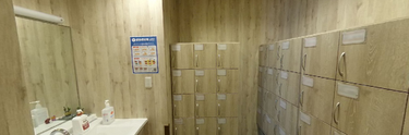 介護施設のロッカーと洗面所