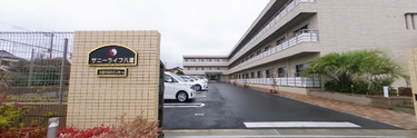 介護施設の外観と駐車場