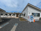 ゆったりとした外観の建物