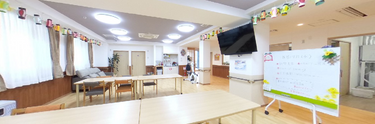 広々とした介護施設の共用エリア