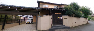 介護施設の入口と住宅地
