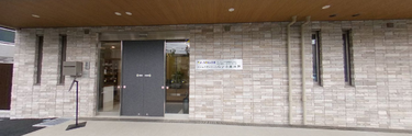 施設の正面入口