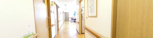 広々とした廊下の施設内部