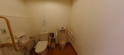 手すり付きで広いトイレの廊下