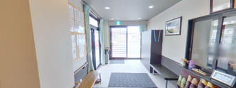 清潔で明るい介護施設の出入り口