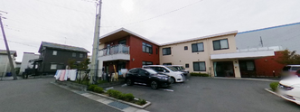 介護施設の外観と住宅地