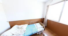 ゆったりとした明るい施設の部屋