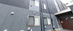 ケア施設の外観と周辺環境